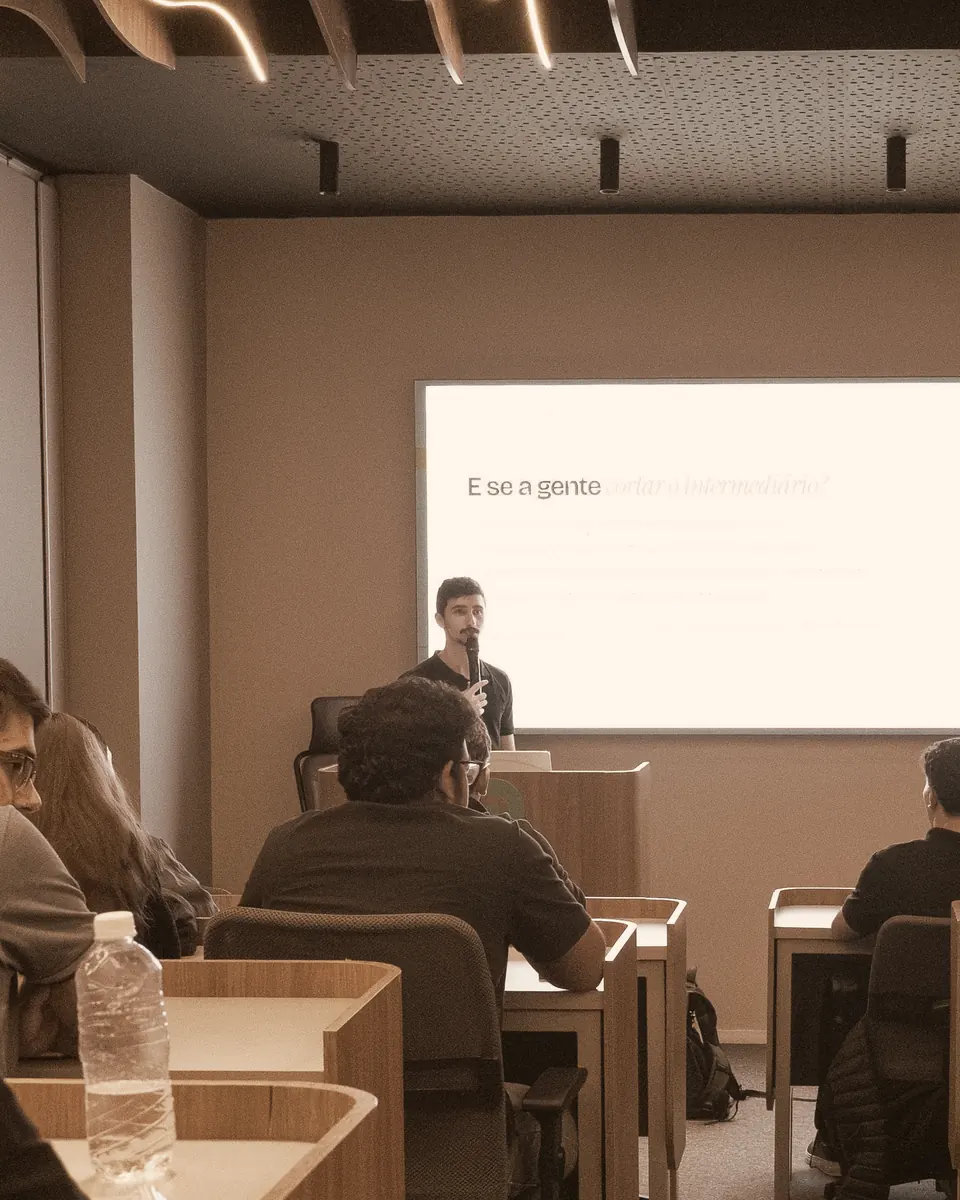 Gabriel apresentando para a turma de um workshop, com os alunos em primeiro plano