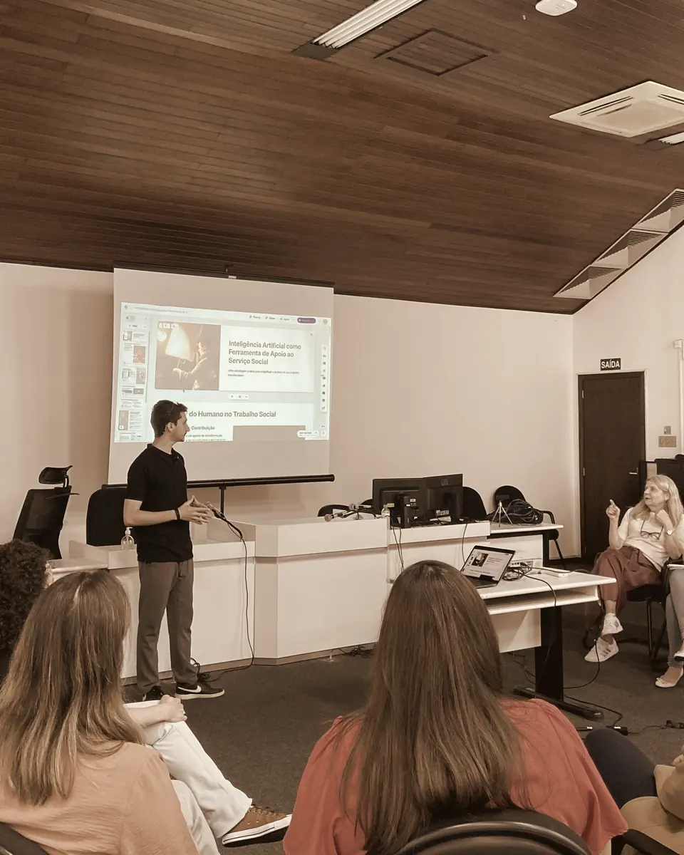 Gabriel apresentando numa sala de aula, com a turma assistindo em primeiro plano