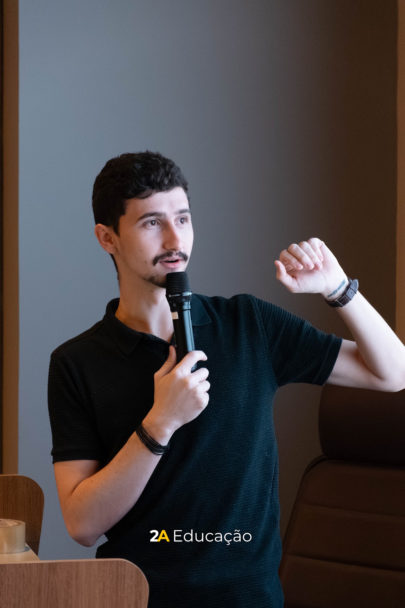Gabriel Pedrozo em palestra ensinando sobre IA aplicada a empresas